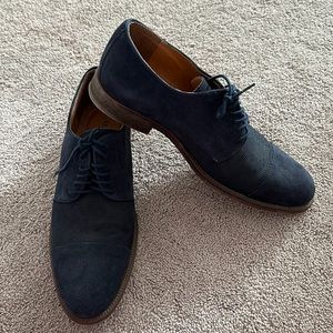 Men’s blue dress shoes